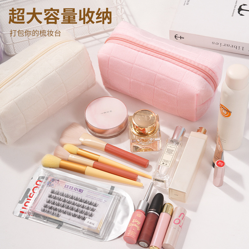 Furry Surface Cosmetic Bag Lux - Luxury Skincare Organizer recension och pris